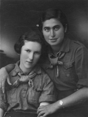 Muschkat Lea and Bella from Pärnu - 20/8/1938
Lea Muschkat (right) with Bella ?
