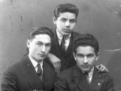 Muschkat, Resnik, Halupowitsch - 13/4/1929
Left to right: Reuven Muschkat, Motti Halupowitsch, Meir Resnik
Keywords: [R] [H]