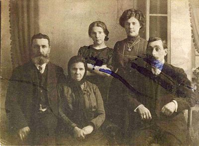 The Ogus family from Kuressaare - ~ 1920
Left to right: Judel (Conrad) Ogus, his wife Beile Ogus (Latt/Lett), daughter Rassa Vald (Ogus),  Tsilla Strasch (Ogus), her husband Isak Strasch

