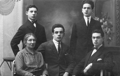 Orkin family (?) - Riga 1/1/1923
Teo sitting right
