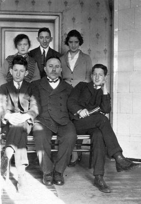 Meilach family
Sitting: twins Asriel and Isak Meilach with their father Hirsch Leib
Standing: Hana Anschel (Meilach), Issai Meilach, ?
