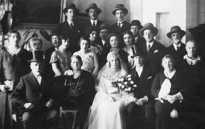 Teo Orkin and Berta (Bella) Orkin (Meilach) wedding 
Left to right.
Sitting: Hirsch-Leib Meilach, Sore-Etta Meilach (Katz), Berta (Bella) Orkin (meilach), Teo Orkin, mother of Teo?
Standing (middle row): ?, ?, ?, ?, ?, ?, Isak/Asriel Meilach, Hana Anschel (Meilach), Zilla ? (Meilach)
On top: Isak/Asriel Meilach, ?, Issai Meilach  
