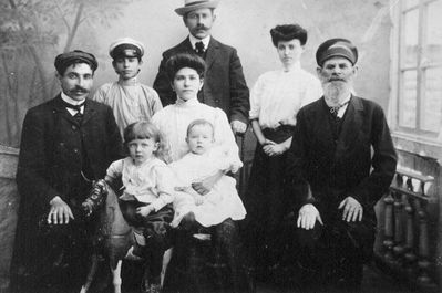 Meiertals ~ 1908
Left to right.
Salman Meiertal, ? Rocha-Lea Meiertal (Aronovitsch) with Isak (on the hose) and Hirsch, behind her Abram Meiertal, Lea Meiertal and Nikolai soldier Markus Meiertal (Salman's father),  
Keywords: [A]