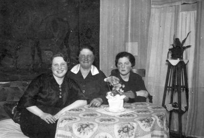 Selda Maisel, mother Rosa Maisel (Aismann) and Raja Maisel
