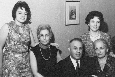 Rubanovitsch's
Left to right: Sofia Paturski (Rubanovitsch), Dora Handelman (Rubanovitsch), Jossif (Jascha) Rubanovitsch, Frida Benenson (Rubanovitsch)
Behind: Gita Rubanovitsch (Apananski)
