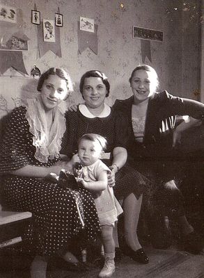 Strasch family
Left to right: Alisa, Vera, Zhenja Strasch with small Veronika
