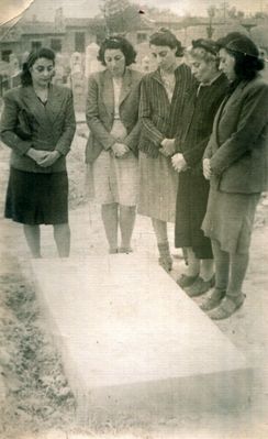 Strasch family in Tashkent morning the head of the family
Left to right: Totti, Lea, Alisa, Fanny, Vera
