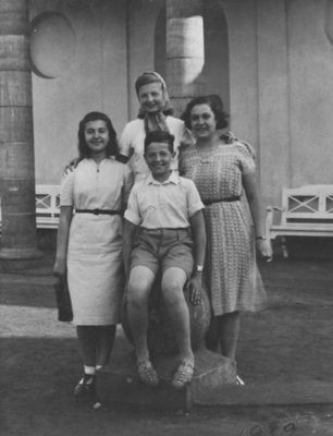 Brodovsky Permand - 1940
Left to right
Ruti Brodovsky, Nechama Friedman (Permand), Eli Permand, Helene Permand
Keywords: [B]