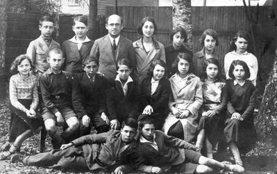 Tartu - 1932. Jewish Elementary school - 5th grade, May 1932 
Left to right.
Standing: Aizik Kahn, Jossif Beltschikov, Levenberg, Mali Valdre (Gordon), Lea Muschkat, Rezi Pevzner, Hanna Schois,
Sitting: Sima Schkop, Jossi Michelson, Schalom Gilinov, Perets Mischkin, Rosa Intreligator, Haya Brosin, Toja Resnik, Hene Svitski
At bottom: Heino Pärtel, Kalman Gelbart
