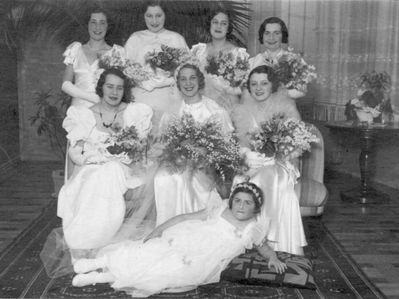 Minkov Sonja wedding
Left to right.
Standing: Elja Gens (Saltsmann), Raja Meiertal (Citron), Ruth Rybak (Goldmann), Frida Pessin
Sitting: Mira Pessin, Sonja Minkov, Manja Epstein (Minkov)
The girl: Bella Pikarevitsch (Rosenberg)
Keywords: [G] [M] [C] [P] [E]