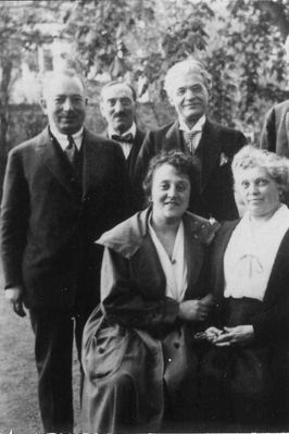 Goldman and Feinstein families
Left to right: Ber Goldman, "Onkel Spasmacher", Gita Goldman (Kirschbaum), Aron Feinstein, Rebeka Feinstein (Lopatnikov)
