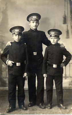 1912-1914 Serman (Scherman) brothers in Russian gymnasium
Left to right: Mooses,  Solomon, Jochanan Scherman
Keywords: [history]