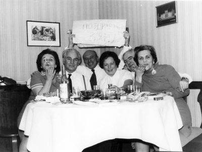 At Pakkin's (?)  1976
Left to right: Njuta Ginovker (Klas), Samuil Saltsmann, Ilja Isrin, Dina Saltsmann (Goldberg), Geha Lipavsky, Paula Pakkin (Josselov)
Keywords: [G] [S] [I] [L]