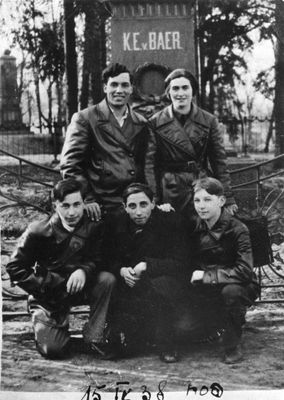 Tartu 15/4/1938 Pesach
Left to right.
At top: Henoch (Heino) Pärtel, Lea Muschkat
At bottom: Emanuel Nodel, Schalom Schapiro, Sema Nodel 
