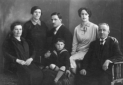 Pikarevitsch family
Left to right: Minna Pikarevitsch, Rosa Pikarevitsch, Jascha Pikarevitsch, Riva Gradnauer (Pikarevitsch), father Pikarevitsch
