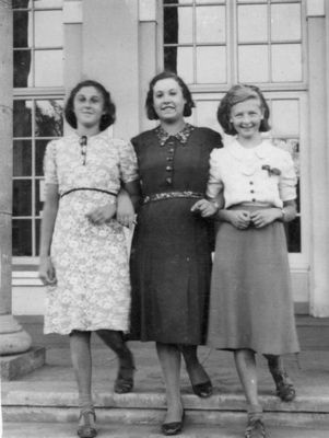 Permand - 1939
Left to right
Zara Bub, Helene Permand, Nechama Friedman (Permand)
Keywords: [B]