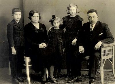 Permand family - 1933
Left to right: Eli Permand, Sonja Permand (Levin), Pessy Gleser (Permand), Nanni Permand, Schabse Permand

