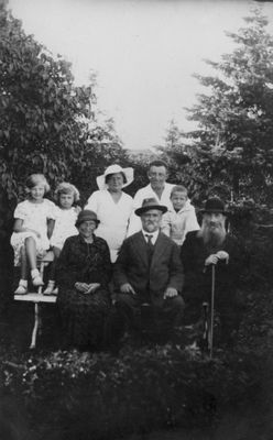 Permand family - 1935
Left to right.
Top: Nechama Friedman (Permand), Pessi Gleser (Permand), Sara Haja Permand (Levin), Schabtai Permand with Eli Permand (the boy)
Bottom: Dora Rivka Levin (Iljon), Ruvim Levin, Salman Dovid Permand
