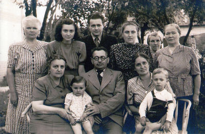 Polykovski & Lenzner family. ~1949, Valga
Left to right.
Sitting: Jenny Polykovski (Zik), Samuil Polykovski with Regina Rudnik (Lenzner), Rosa Radvogin with grandson Mark
Standing: Monika Binze, Cecilija Polykovski, Teodor Polykovski, Dina Polykovski (Radvogin), Minna Mednis, Varvara Delajev

