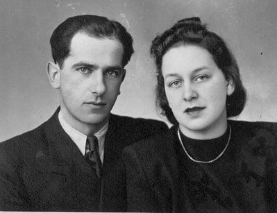 Frieda and Lyeva Potaschnik (1915-1986) in 1947
