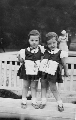 Ralli and Hanni Ratenberg (both 1932-1941) [img]http://muuseum.jewish.ee/md.gif[/img]
The twin sisters Hanna and Rachel (Ralli) Ratenberg were killed by Nazis in 1941 together with parents and the older sister Lea. Before the war they lived at Pronksi 6 in Tallinn. They were arrested in their summer house in Nõmme.
Keywords: [Holocaust]