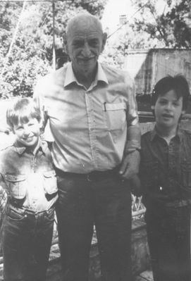 Raveh (Rabinovitsch) Schmuel
Schmuel with his grandsons Eyal and Asaf
