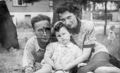 Reichmans family in ~1944
Leo Reichman (1911-1986) and Fanny Reichman (Goldmann) (1911-1963) with Sara Hain (Reichman)
