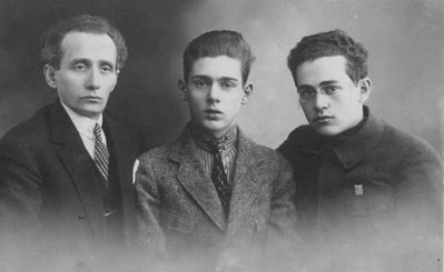 Rochlin Efraim and his sons
Efraim Rochlin (left) with Boris and Jacob (Max)
Efraim Rochlin was born in 1886 in Kritchev, Mogilev gub. Was a member of "Bund". Came to Estonia in 1905. The establisher (1918) and a long time president of the Ch. N. Bialik society in Tallinn. Took part in the building (1923) of the Jewish school in Tallinn. The leader of the Yiddish section of the "Kulturverein" (since 1926). Member of the Talinn municipality (1930-1934).  - from N. Gens "Bibliographie von Yiddishe druckoisgaben"  
