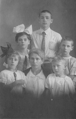 Rochlins 1924
Left to right
At top: Mirjam Schats (Rochlin), Jacob Rochlin  (Max), Boris Rochlin
At bottom: Mira Slonimski (Pavlonski), Lea Tschapkovski (Gorodovski), Boris Slonimski 
Keywords: [S] [C]