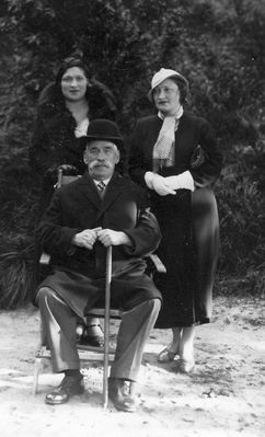 Rogovski family - 1934, Tallinn
Markus Rogovski with daughters Anja Levin and Rosa
