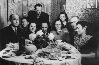 At Rosenfelds, Viru, Tallinn
Left to right: Abram Pavlovski, Lina (Elena) Rosenfeld (Kanel, nee Tschausov), Rosa Roizman, Solomon Rosenfeld (standing), Mulja (Moisei) Roizman, Sara Pavlovski (Schulklepper), Eleonora Malovitsky (Kanel), Rosenfeld, ?
Keywords: [unknown]