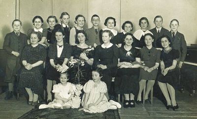 The concert of Celia Rosin, Tallinn, 9.5.1938
Left to right.
Top row: ?, ?, ?, ?,  ?, ?, Boris Rubinstein, Lyuba Scherman, 
Middle row: ?, ?, Celia Rosin, ?, ?, ?, Cilya Joffe (Beltschikov)
Bottom row: ?, Yuza Gelb (Rubinstein)
