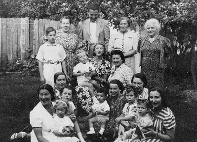 Rubanovitsch family etc.   1938/9.
Left to right.
Standing: Vitja Rubanovitsch, Anna Rubanovitsch, Feliks Kolben, Olga Rubanovitsch, ?
Middle: Sonja Minkov with Sascha, Berta Minkov (Rubanovitsch) 
Sitting in front: Lea Rubanovitsch (Rubanovitsch) with Ilana, ?, Irene Fallstein (Klas-Glass) with Tolja, Etty Gordon (Citron) with Elsa, Reeni Klas-Glass (Citron) with Gaby

