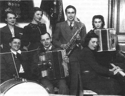 Orchestra in Malmyzh
Left to right.
Standing: ?, ?, Solomon (Zama) Sachar (Schocher), Lea Kisluhin (Schocher)
Sitting: ?, ?, Dora Geruchmanov (Rybak)
Keywords: [S]