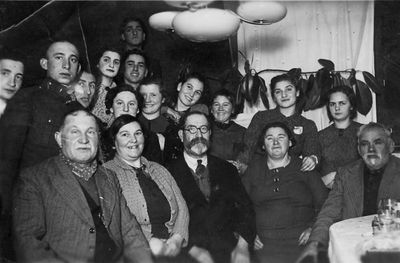 Stein, Schapiro, Zimbalov - Narva people ~1938
Left to right.
Bottom row: Schimon Stein, Golde Stein, Gabriel Schapiro, Doba Schapiro (Aronovitsch), Harchat?
On top: Zimbalov, Aron Maslovski, Krigman, Riva Zimbalov, Jacov Stein, Faiva Schapiro (on very top), Dora Judeikin (Schapiro), Olja Schapiro (Dmitscherevski), Bluma Geruchmanov (Stein), Fenja Aronovitsch (Stein), Bella Kulman (Schapiro), Mila Vilup 
Keywords: [T] [M] [K]