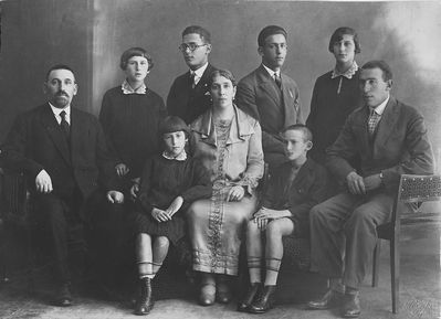 Schats family - 1/9/1928 Revel
Sitting: Don Schats, Sara Levenschus (Schats), Anna Schats (Hait), Wulf Schats, Isak Schats
Standing: Frieda Kon (Schats), Moissei Schats, David Schats, Basja Katchev (Schats)
