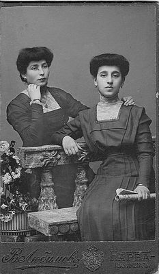 Narva 1909
Zhenja Schulklepper (left) and Vera Schampal
