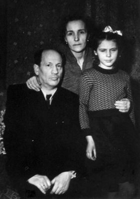 Schur family Tartu ~1958
Hirsch Schur (1907-1974) with wife Leida and daughter Lia
