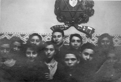 Tartu seminarion - 2.2.1935. At the background - the coat of arms of Hashomer Hazayir
