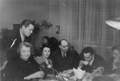 At I. Schapiro - 1960's
Left to right: Samuil Rybak, Ida Schapiro (Usvanski), Njuta Ginovker (Klas), Josi Pakkin, Petr Ljubarov, Monja Ljubarov (Bovschover).
At back: Paulina Baron (Gurin, nee Vainberg)
Keywords: [R] [U] [G] [P] [L] [B]