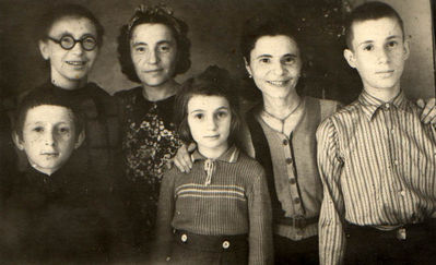 Schur Tartu 1947
Left to right: Jehudit, Feige, Hene-Tsipe (Genja) Schur with Jehudit children Abram, Shifre and Shleime
