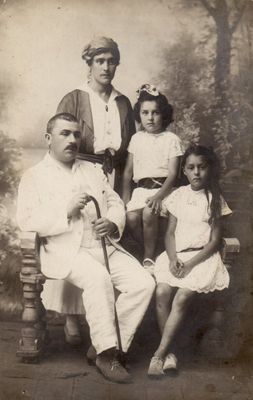 Slosin family in 1917 in Gungerburg (Narva-Jõesuu)
Aleksander, Anna, Maria (Mussja) and Berta (Beba) Slosin (Slozin) 
