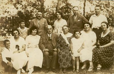 Sundelevitsch family
Left to right.
Front row: Vova (son of Henrietta), Henrietta Rubinstein (Sundelevitsch), Ida Klompus (Sundelevitsch), Josef, Sarra (?), Ruth (daughter of Helena),  Helena Tuch (Levinovitsch, nee Sundelevitsch), Rosa (Rachel) Klompus (Sundelevitsch)
II row: Viktor Kedem (Klompus) (son of Rosa), Paul Klompus, Njuta  Yofan (Anna, daugher of Lena), Max Klompus, Boris (son of Rosa)
Keywords: [K]