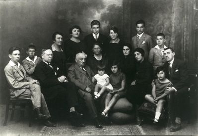 Sundelevitsch family
Left to right.
Standing: Rosa Klompus, Elena Tuch (Levinovitsch, nee Sundelevitsch), Leo Levinovitsch, Njuta Yofan (Levinovitsch), Leonid Yofan, Victor Klompus 
Sitting: Boris Klompus, Vova Klompus, Max Klompus, Josef Sundelevitsch, Sarra Sundelevitsch, Bianca Sundelevitsch, Tamara Sundelevitsch, Fanja Sundelevitsch (Edelstein), Genrietta, Ruth, Rudolf Tuch

Keywords: [K] [T]