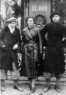 Kopl Svitski, Lea Muschkat and Mosche Lieb - 1937
The tomb of K. E. von Baer in Tartu (1792-1876). Karl Ernst von Baer, the world-famous Estonian embryologist.
Keywords: [L] [M]