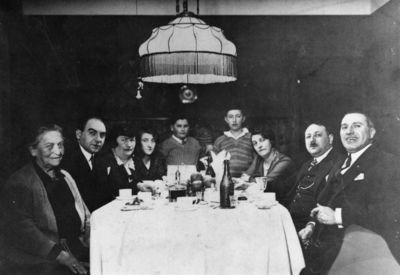 Sundelevitsch family - Berlin, December 1928.
Left to right:
Sara Sundelevitsch (Taboriski), Nicolas Sundelevitsch, Ida Klompus (Sundelevitsch), Njuta (Anna) Yofan (Levinovitsch), Vava (Valentin) Klompus, Vova Rubinstein, Henrietta Rubinstein (Sundelevitsch), Paul Klompus, Louis Sundlun (Sundelevitsch) 
