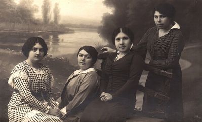 Girlfriends in Tartu
From left to right. Zhenny Polikovski (Sieck), Sonya Sieck, Sonya Vilner, Lena Fridberg

