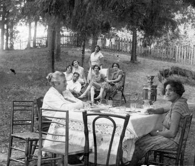 In the Bakscht family house garden in Tartu - 23.7.1927 
In front: Mme Bakscht (left) and Klara Pak.
In rare: Riva Sigelevitsch, Dora Rabalkin, Musja Gutman, Lina Scher, Herman Dobruschkes. Standing - Tasja Amitan. 
