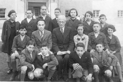 Tallinn Jewish Gymnasium - class 5a - 1937
Left to right.
Bottom row: Lazar Grusin, Jakov Vald, Jossi Frank, Mischa Goldberg
Middle row: Garry Goldman, Isak Gronimov, Samuel Gurin, Mara Pasternak (Schatz), Alik Jakobson, Ita Vasser
Top row: Sylvi Zipikov, Hirsch Scherman, Zusi Poljatskin, Abi Golomb, Ruth Strasch (Brodovsky), Dora Garbuz (Rusinov), Sami Strasch
