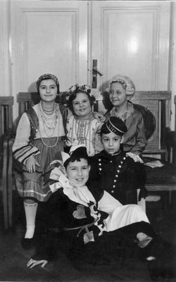 Purim in Tallinn Jewish club - 1938/9
Left to right:
Bottom: Aleksander Jakobson, Gregory (Goga) Klompus
Top: Rita Strasch (Brodovsky), Olja Koveschnikova, Mara Pasternak (Schatz)
